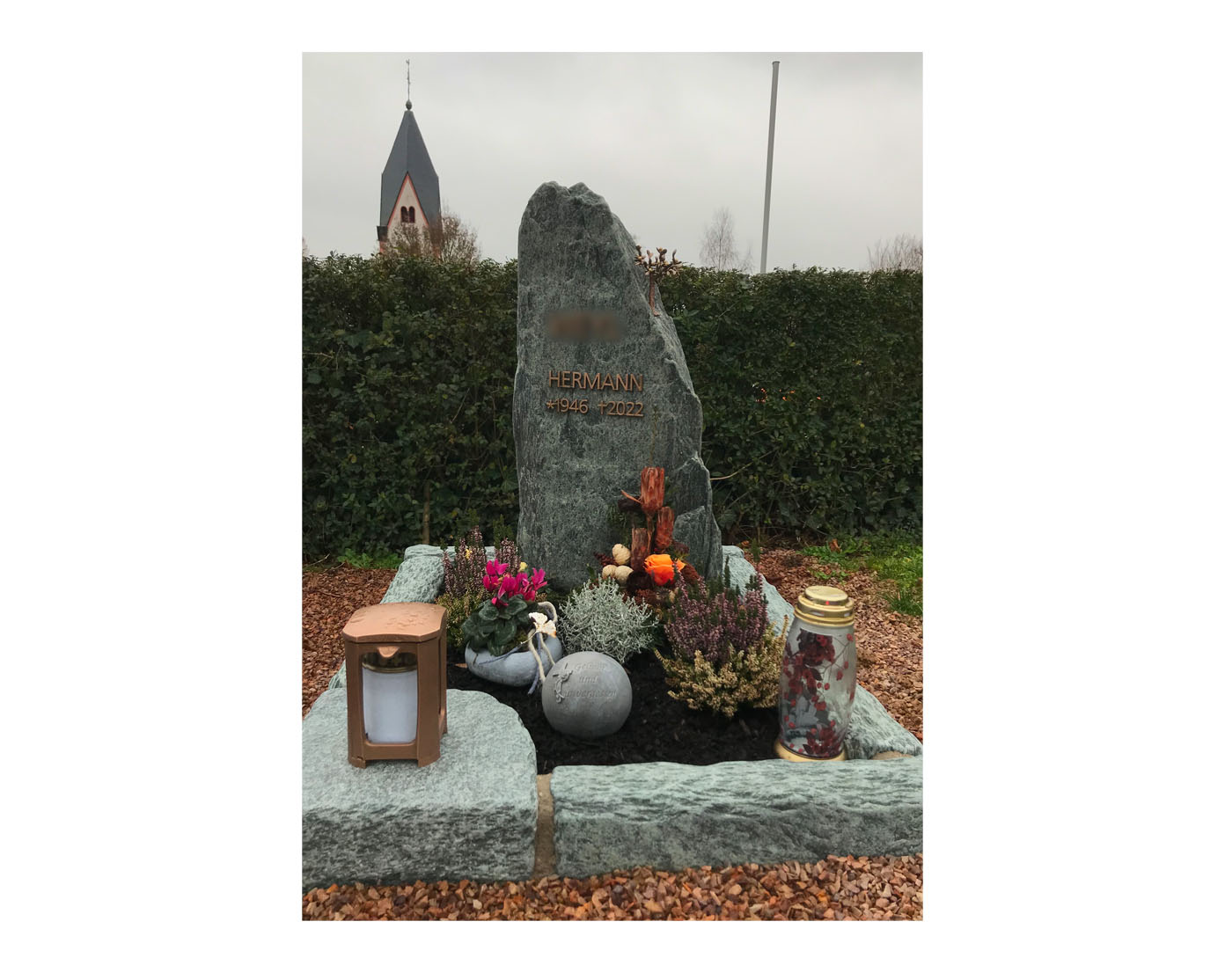 Grabmal aus Serpentin-Felsen mit Bronzeschrift und Grabeinfassung