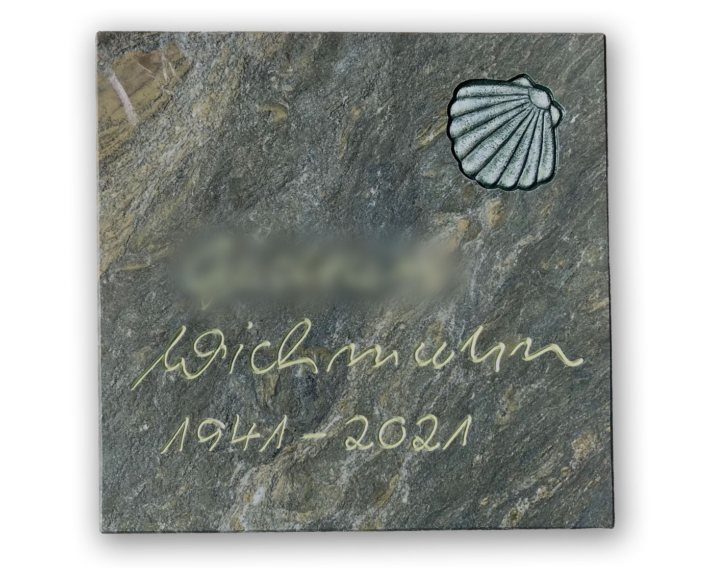 Grabplatte mit gehauener Handschrift und halbplastischer Muschel